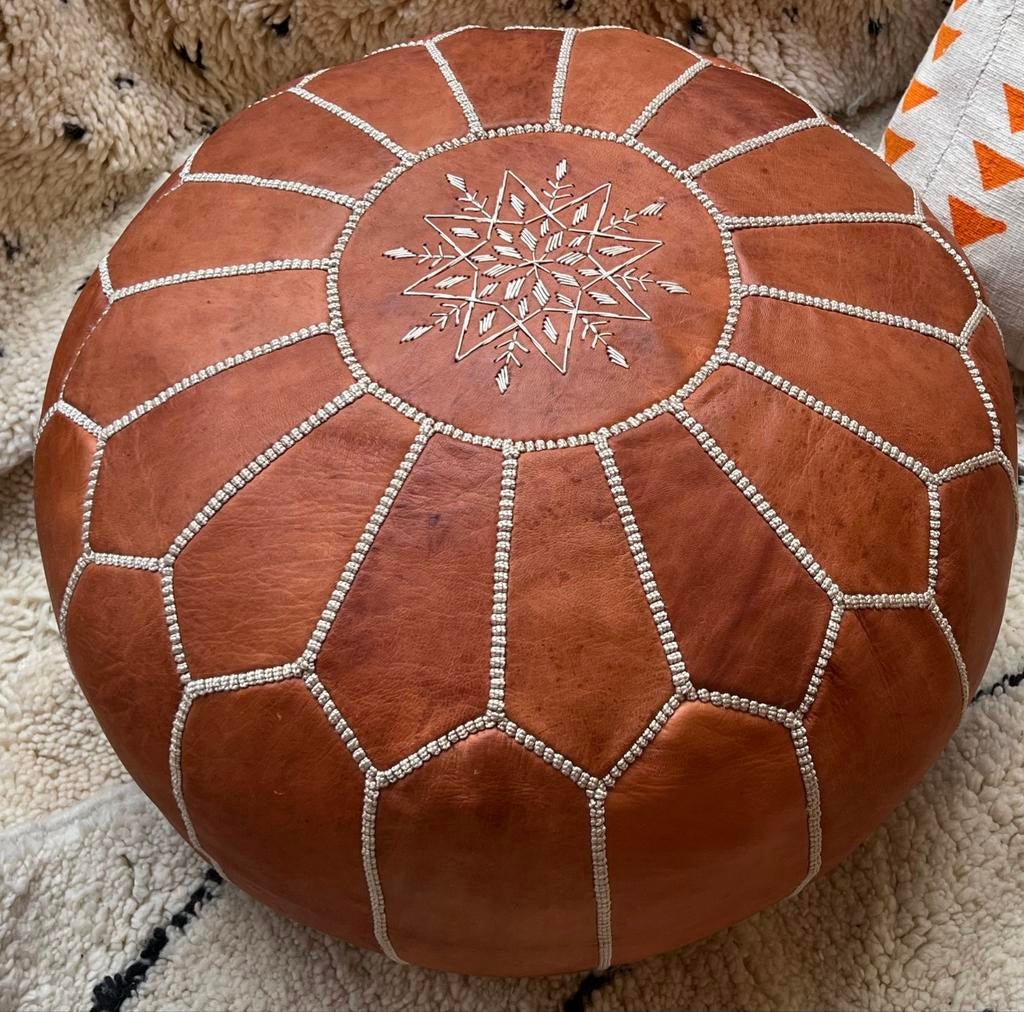 Nieuwe Marokkaanse handgemaakte leren poef, gevuld, Minder dan 50 cm, Rond, Nieuw, Ophalen of Verzenden