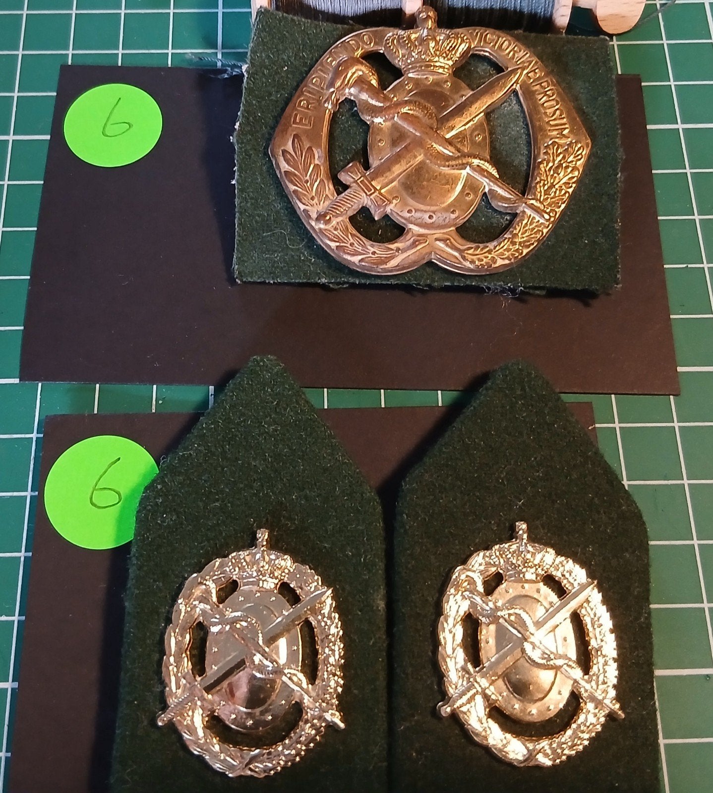 Set baretembleem en kraagspiegels Geneeskundige Dienst, Verzamelen, Militaria | Algemeen, Ophalen of Verzenden, Landmacht, Nederland