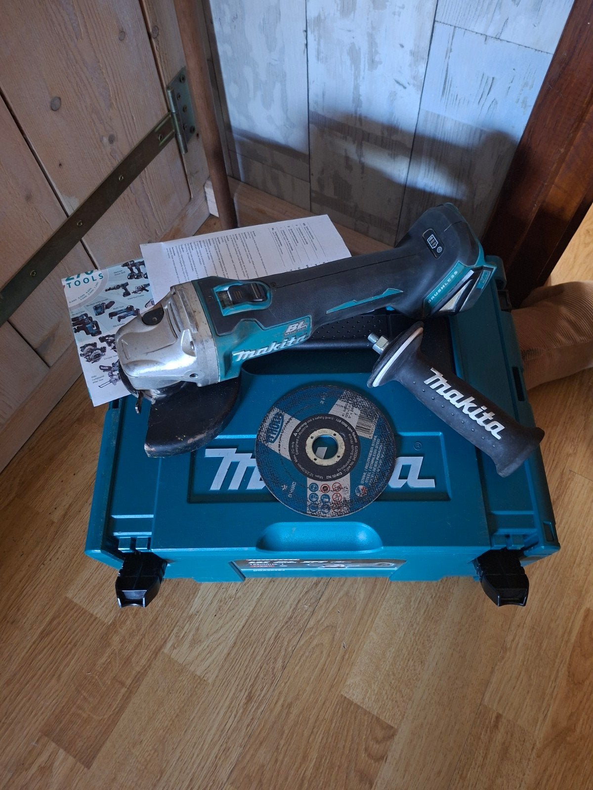 Makita DGA504 Accu Haakse Slijper 125mm (Zonder Accu), Ophalen
