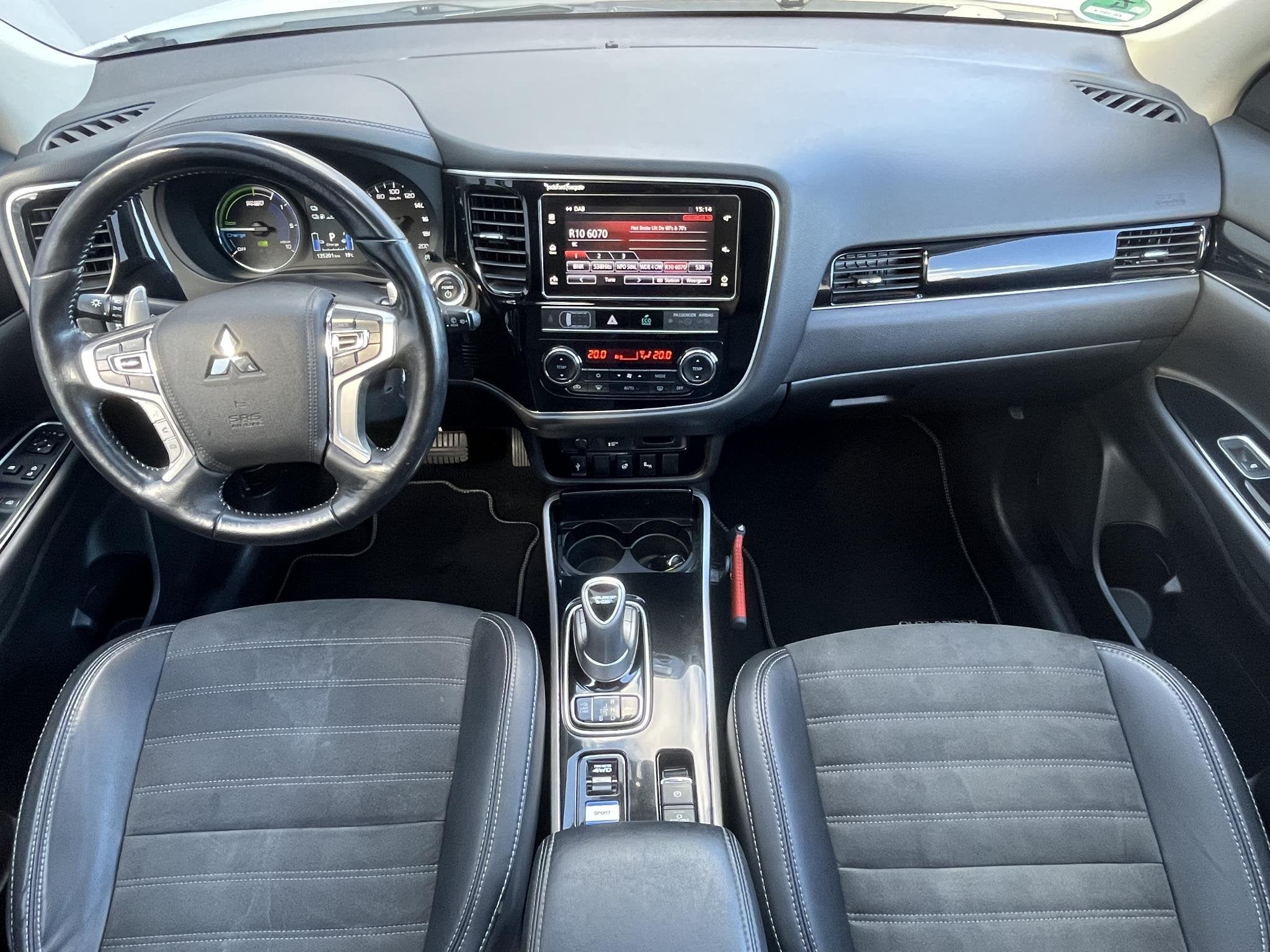 Mitsubishi Outlander 2.4 PHEV Intense+ 100% dealer onderhoud, Auto's, Automaat, Euro 6, 4 cilinders, Bedrijf