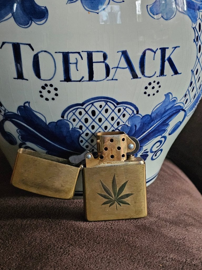 Vintage Zippo Brass – Cannabis Leaf (K 03), Verzamelen, Rookartikelen, Aanstekers en Luciferdoosjes, Ophalen, Gebruikt, Aansteker