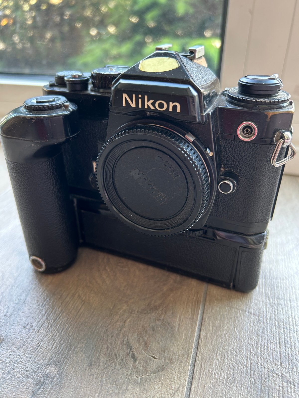 Nikon FE spiegelreflexcamera met MD-11 motor drive, Audio, Tv en Foto, Fotocamera's Analoog, Ophalen of Verzenden, Gebruikt, Spiegelreflex
