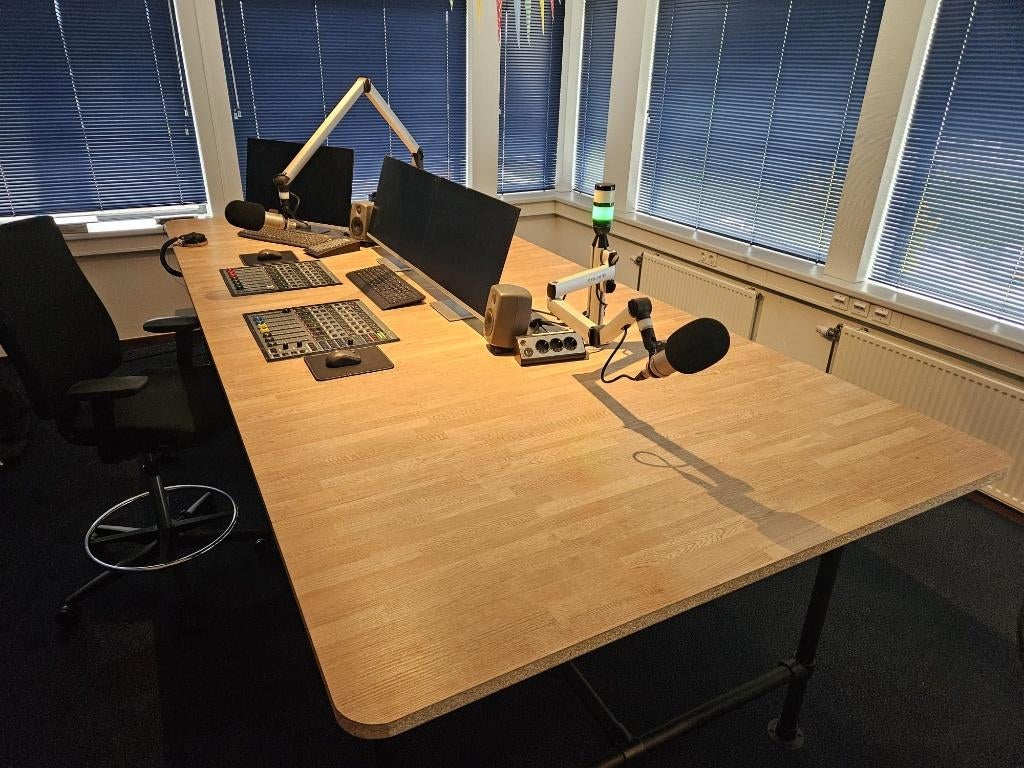 Radio studiomeubel, Demontabel, Hout, Bruin, Zo goed als nieuw