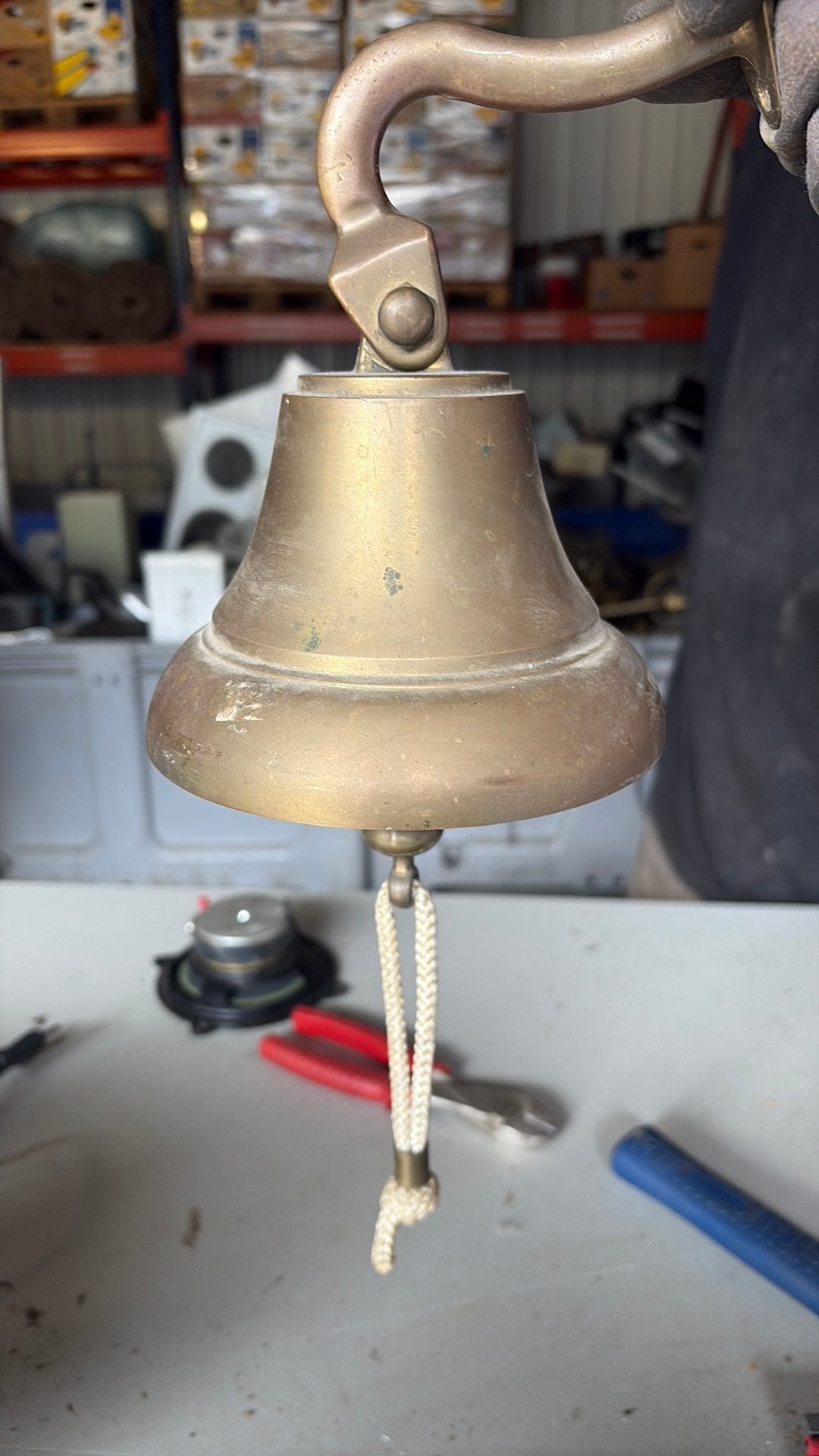 Vintage messing scheepsbel / handbel met ophangbeugel, Ophalen