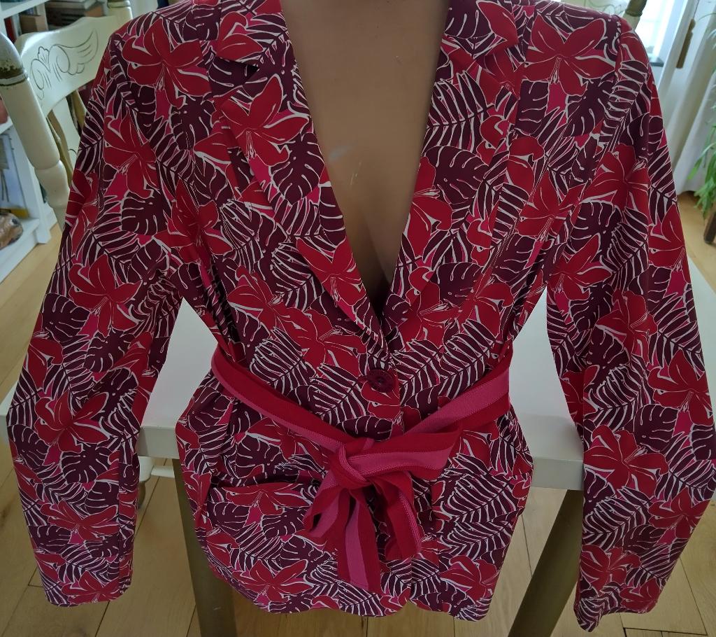 Rood travelstof jasje met centuur van Studio Anneloes. Mt XL, Studio Anneloes, Maat 46/48 (XL) of groter, Ophalen of Verzenden