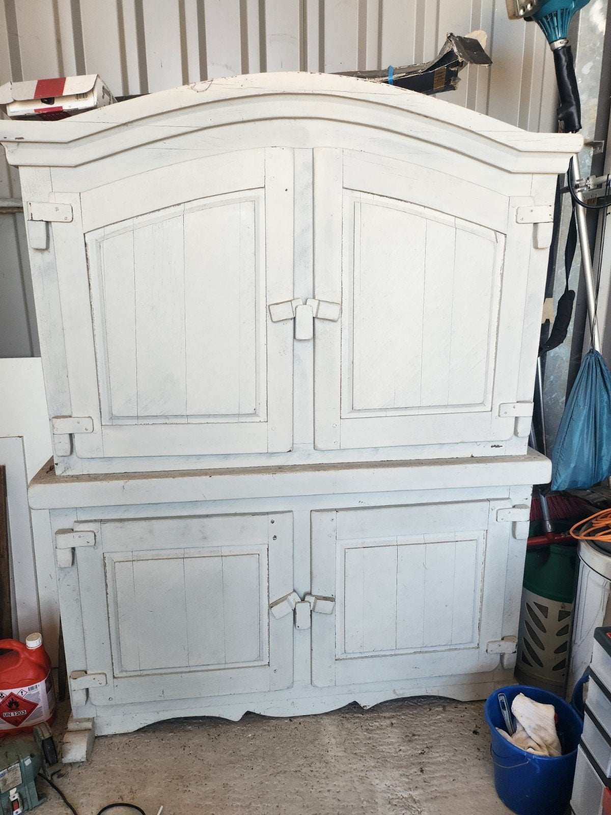 Antieke witte kast met deuren en planken, Huis en Inrichting, Ophalen, 100 tot 150 cm, Landelijke, antieke kast, 150 tot 200 cm
