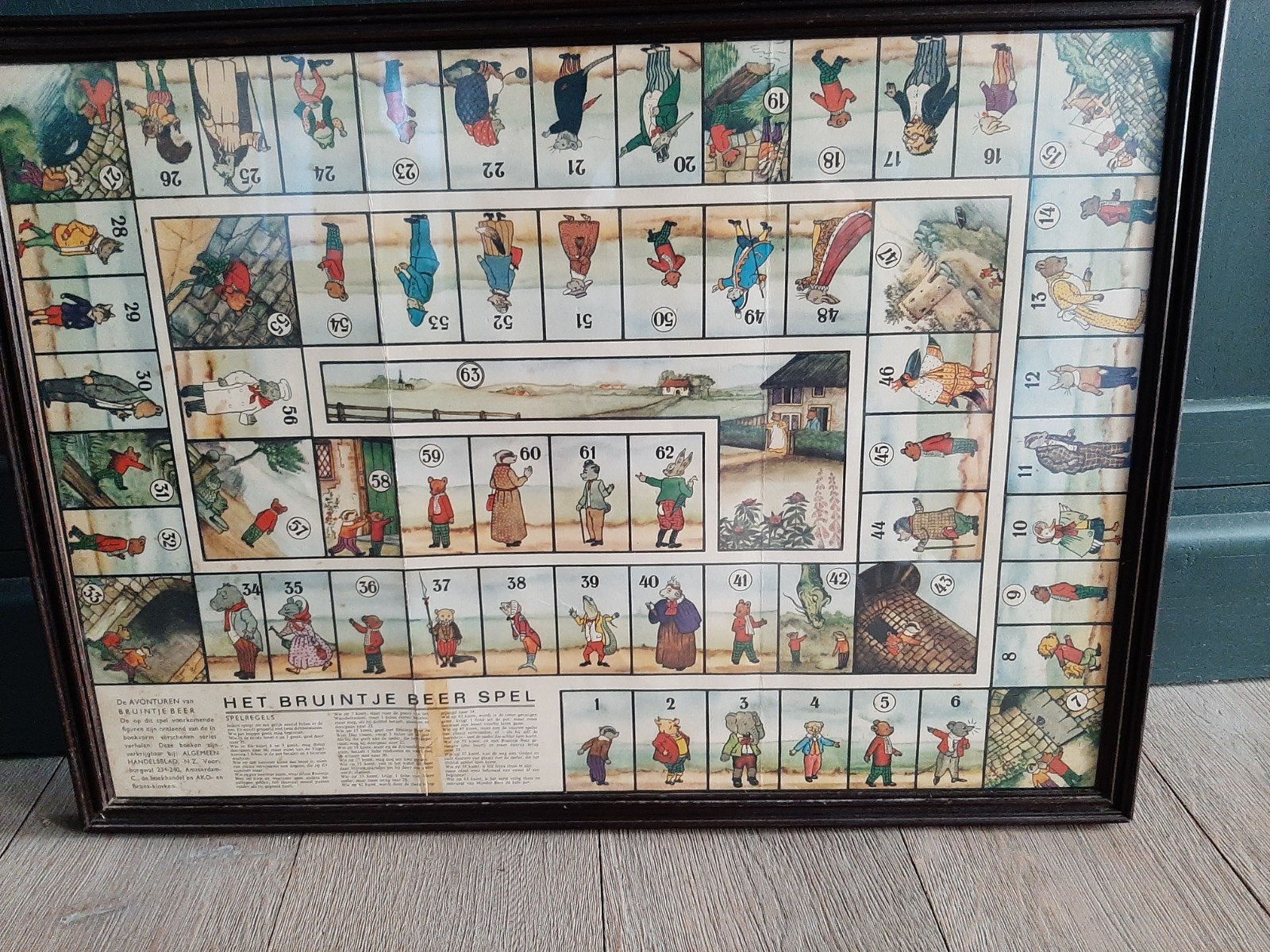 ingelijst oud speelbord van het bruintje beer spel, Ophalen