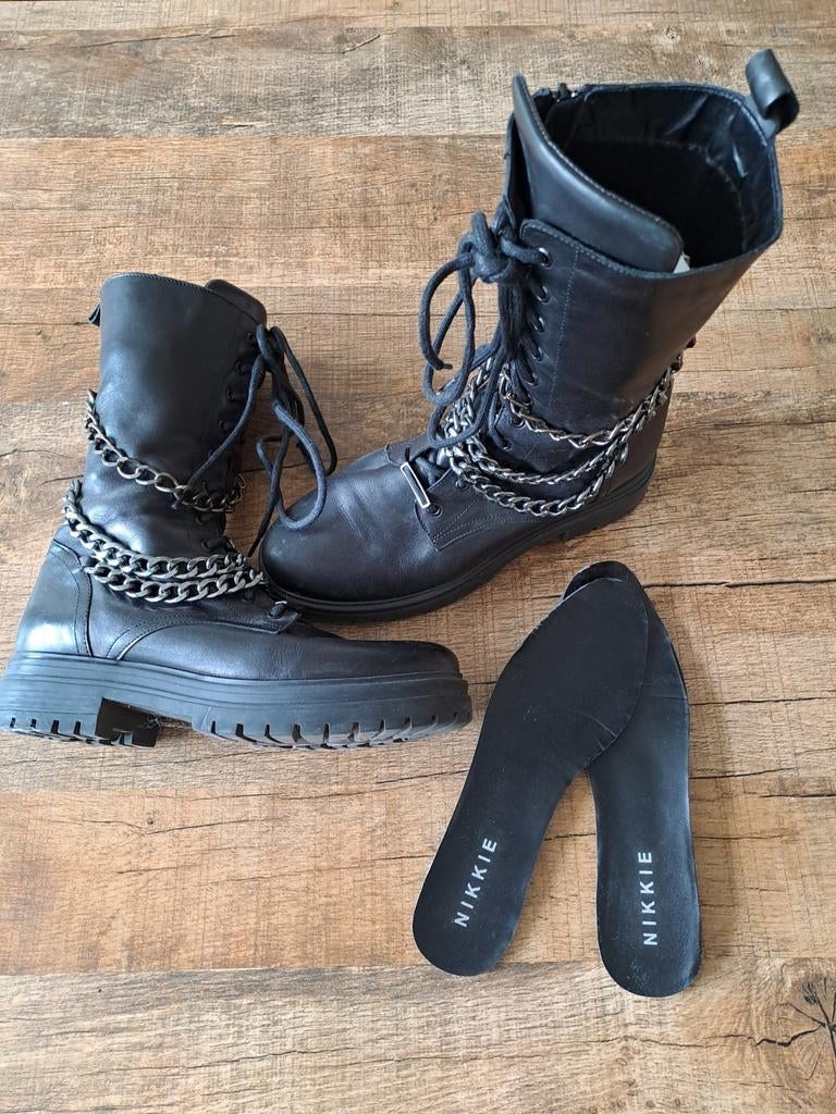 Nikkie laarzen met kettingen, zwart leer,  Maat 40, Kleding | Dames, Schoenen, Zwart, Lage of Enkellaarzen, Ophalen of Verzenden