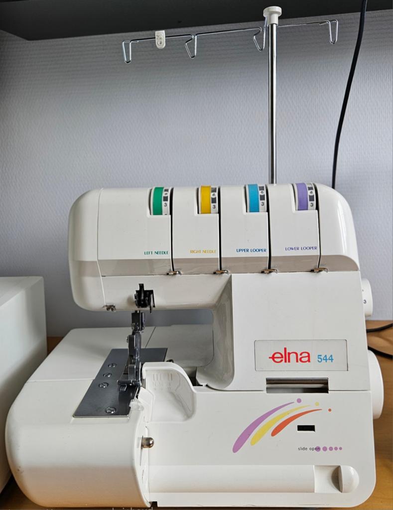 Uitstekend werkende Elna lockmachine., Ophalen, Lockmachine