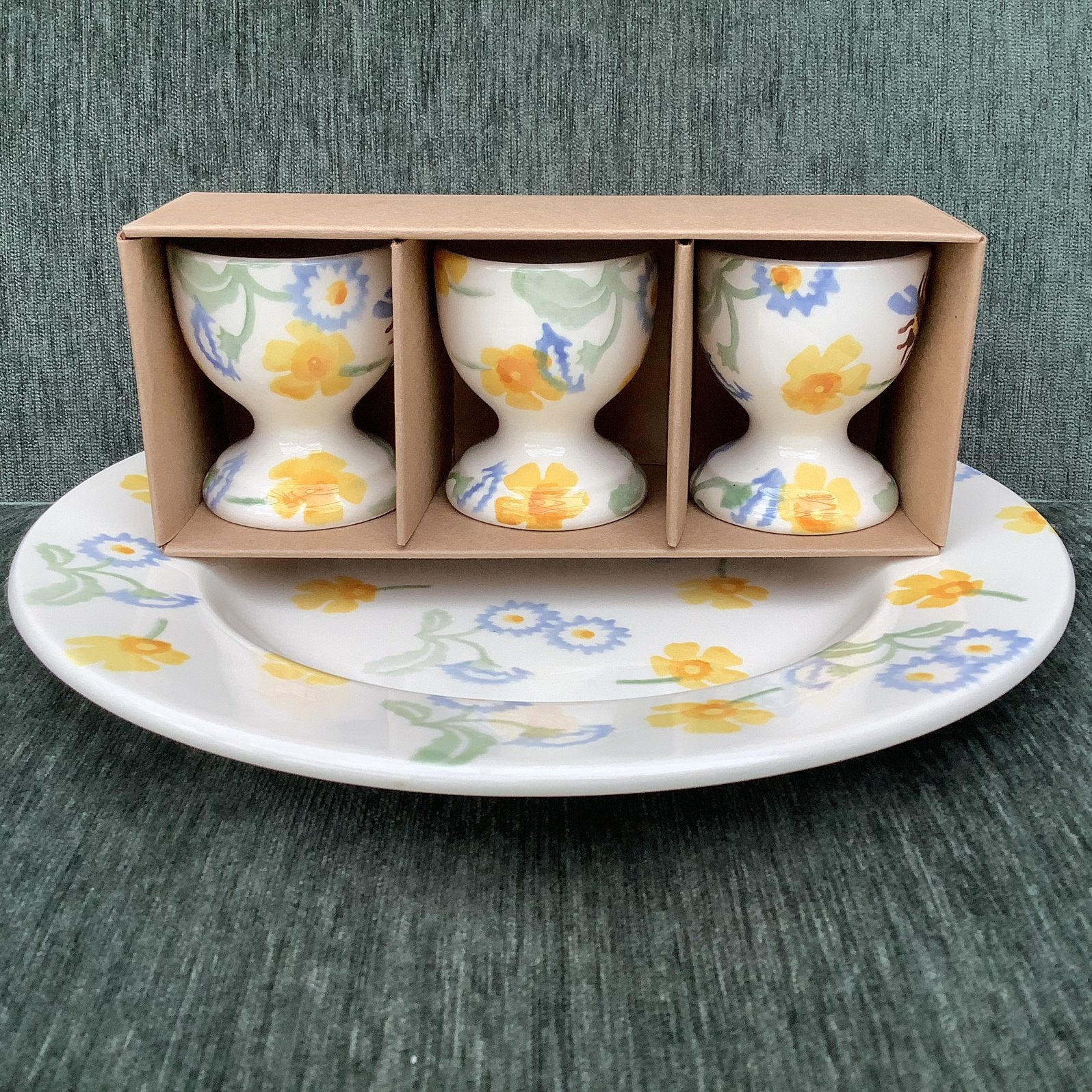 Emma Bridgewater- servies- BUTTERCUP🌼 Eggcups+Plate- Nieuw!, Nieuw, Ophalen of Verzenden, Bord(en), Overige stijlen