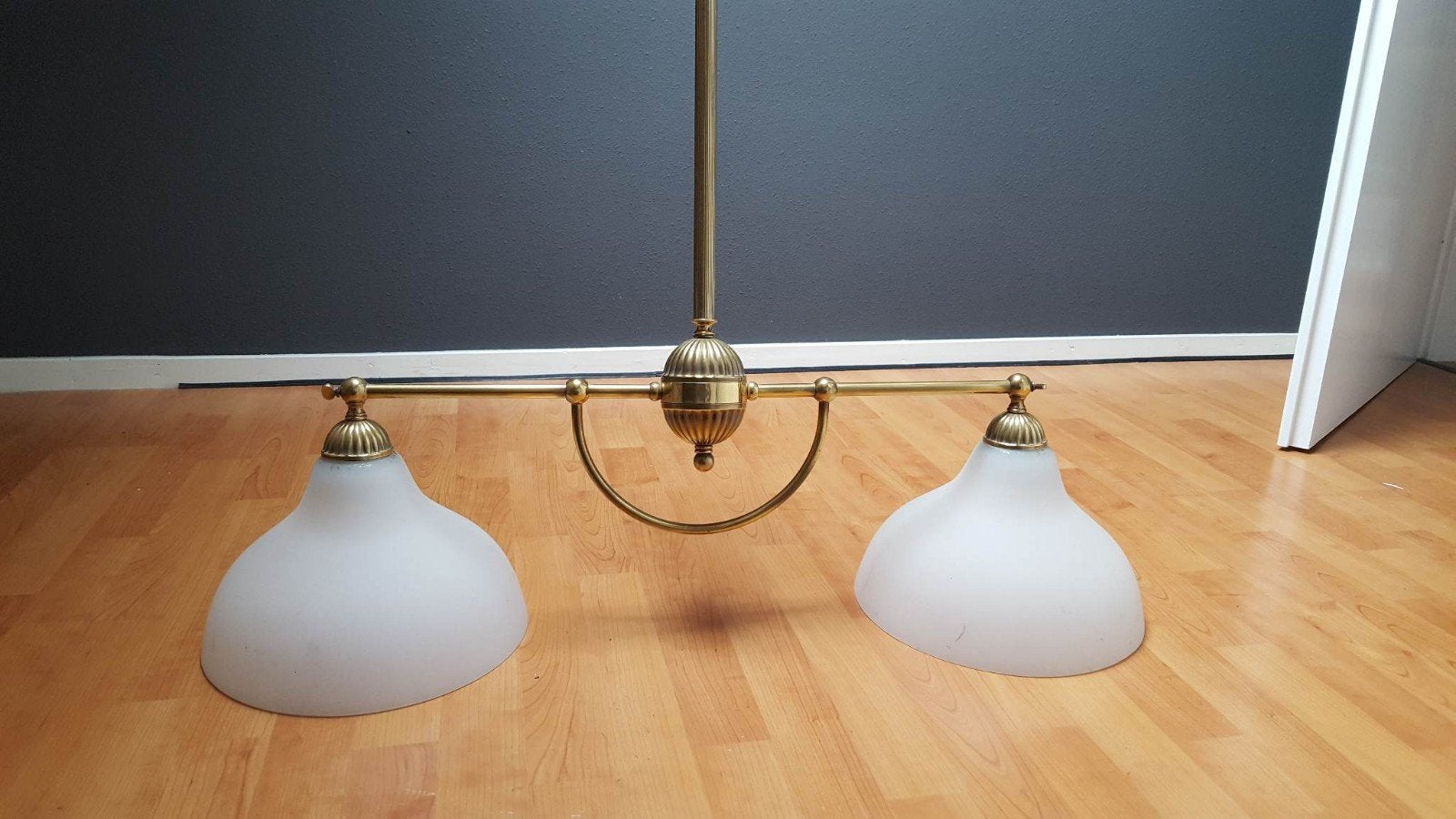 Vintage Messing Hanglamp met Twee Melkglazen Kappen, Ophalen, Gebruikt, E14 (klein), Vintage, Klassiek