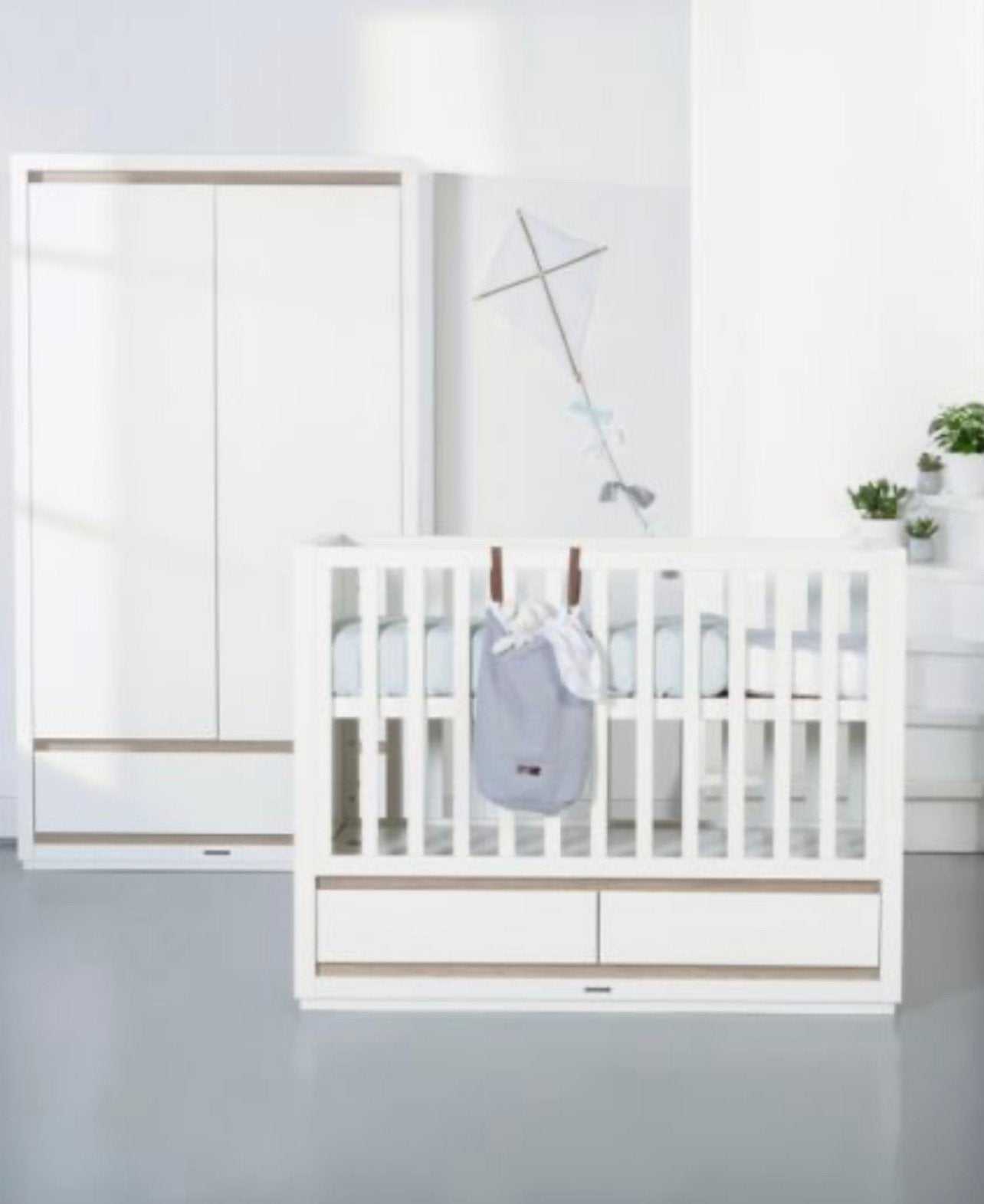 Kidsmill - kledingkast 2 deurs wit + Bed ( setje), Ophalen, Zo goed als nieuw, Rond