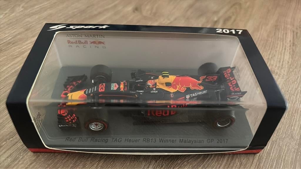Red Bull RB13 winner malaysian GP2017, Hobby en Vrije tijd, Modelauto's | 1:43, Ophalen of Verzenden, Zo goed als nieuw, Auto
