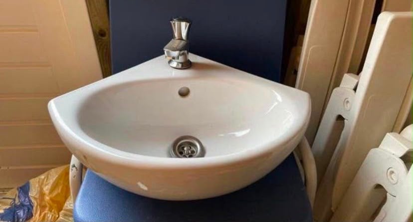 Wastafel met kraan - Hoekmodel, Doe-het-zelf en Verbouw, Ophalen, Gebruikt, Chroom, Wastafel