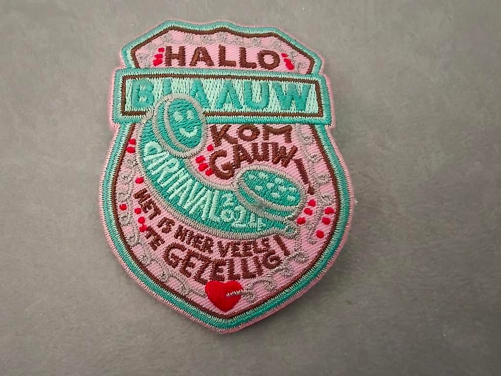 Badge Carnaval '24 Hallo Blaauw, Verzamelen, Speldjes, Pins en Buttons, Ophalen of Verzenden, Nieuw