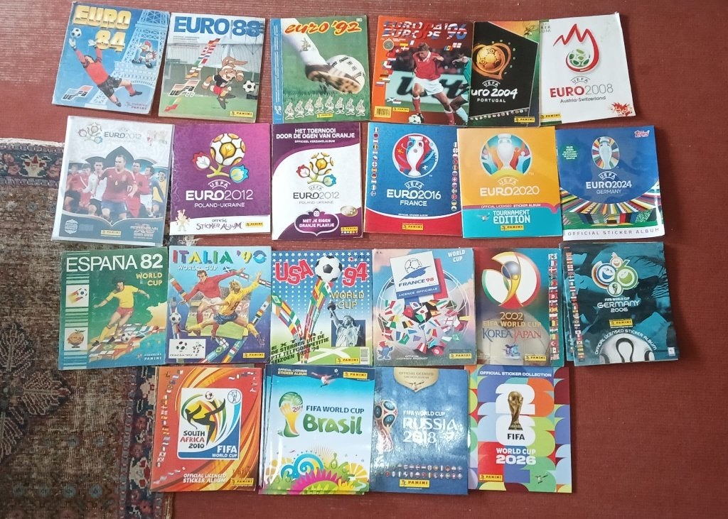 Veel voetbalplaatjes albums en doos losse voetbalplaatjes, Ophalen of Verzenden, Gebruikt, Overige binnenlandse clubs, Poster, Plaatje of Sticker