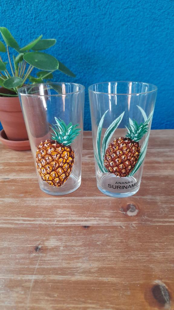 Twee retro glazen met ananas opdruk - Ananas Suriname, Ophalen of Verzenden, Gebruikt, Frisdrankglas