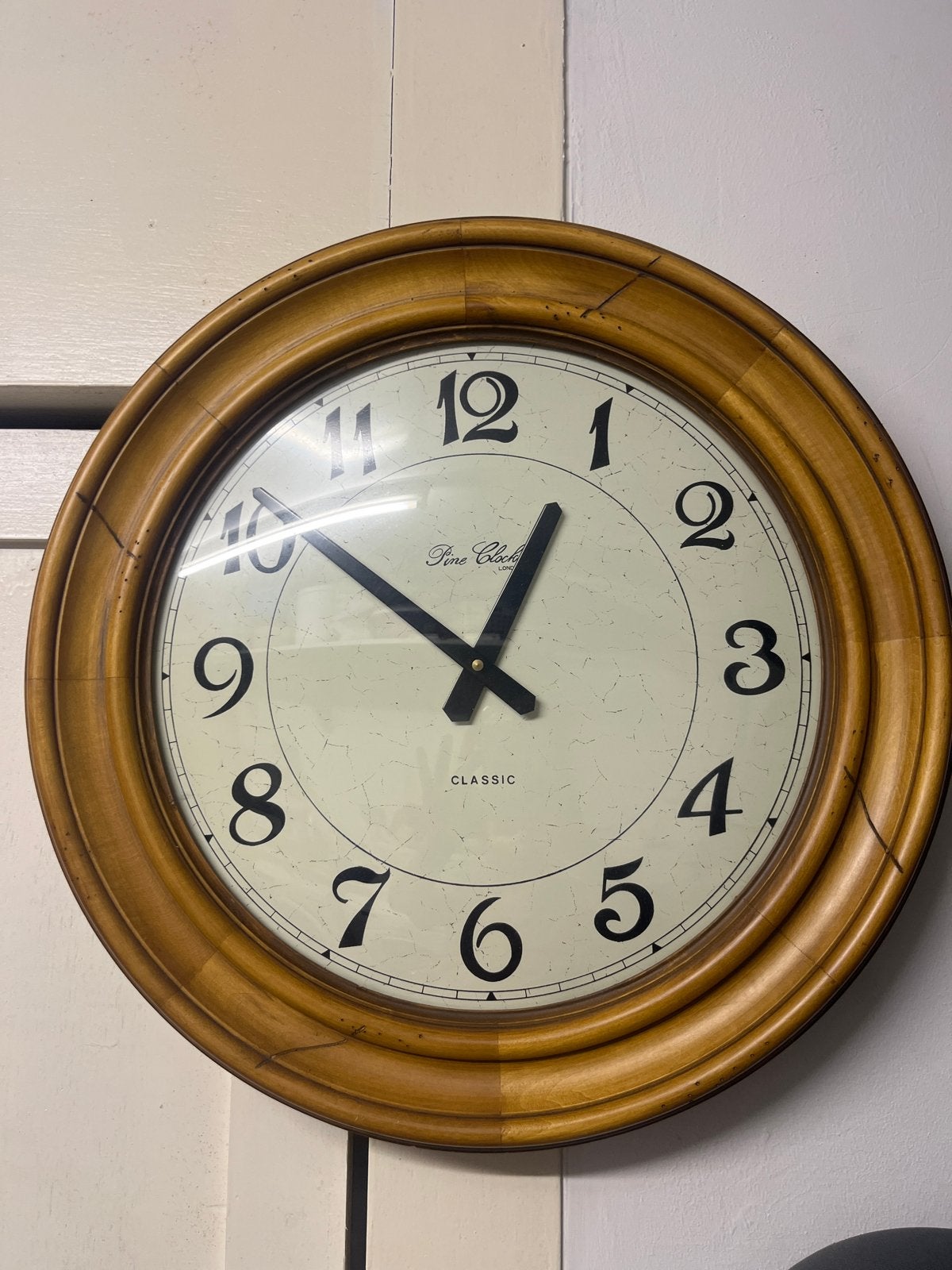 Klassieke wandklok met houten frame, Antiek en Kunst, Ophalen of Verzenden