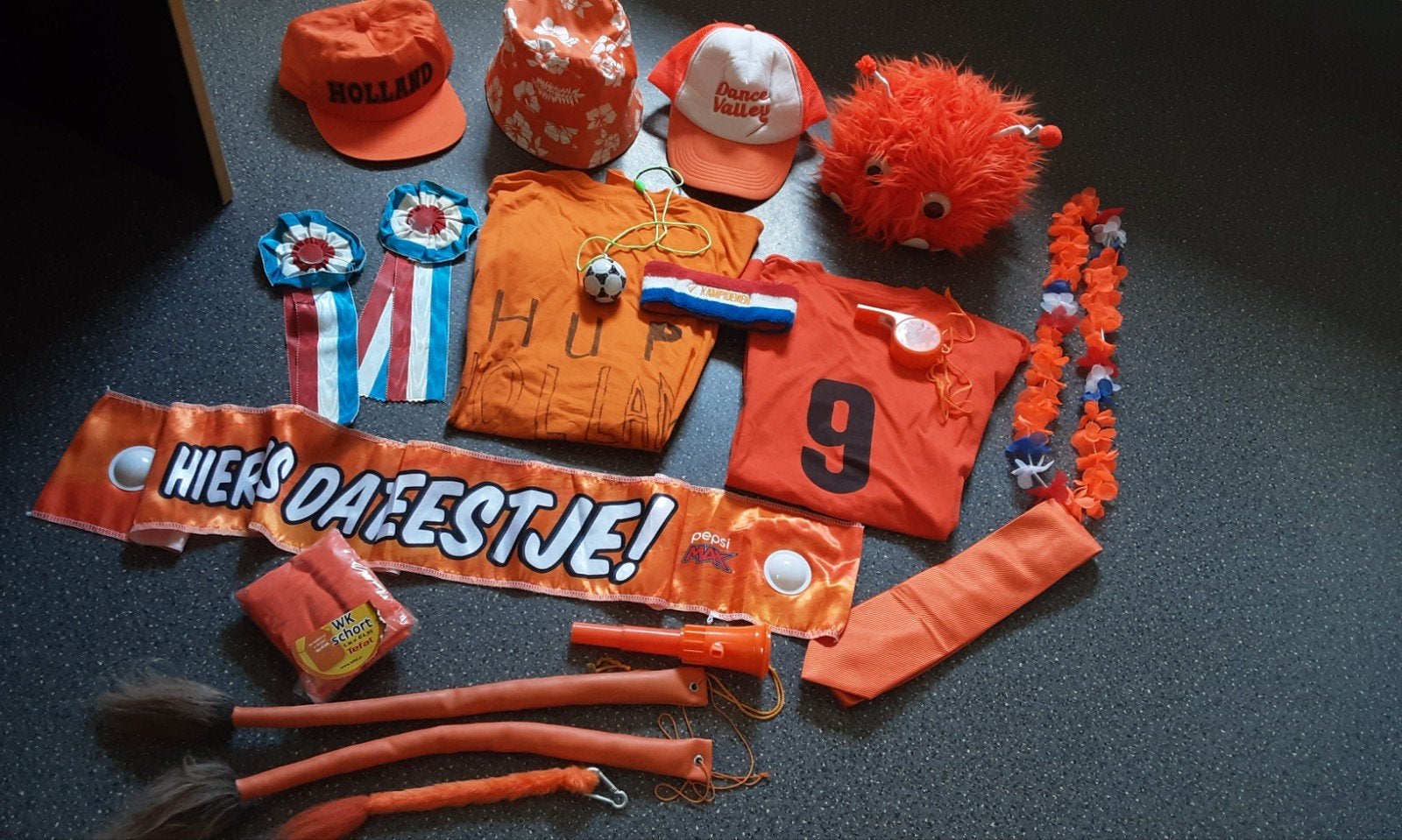 Oranje Feestpakket: holland, sportevents oa pet wuppie sjaal, Ophalen of Verzenden, Zo goed als nieuw, Feestartikel, Oranje of Koningsdag