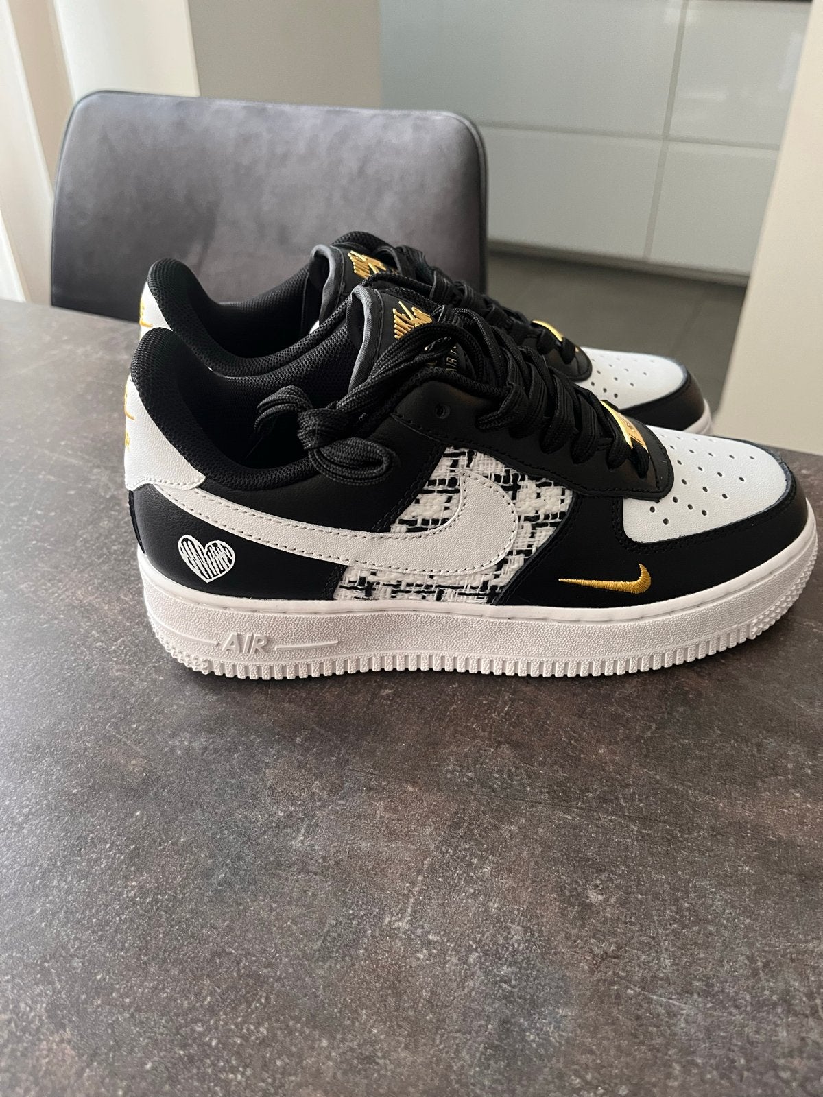 Nike Air Force 1 '07 SE Love For All -maat 36,5, Kleding | Dames, Schoenen, Nieuw, Sneakers of Gympen, Zwart, Ophalen of Verzenden