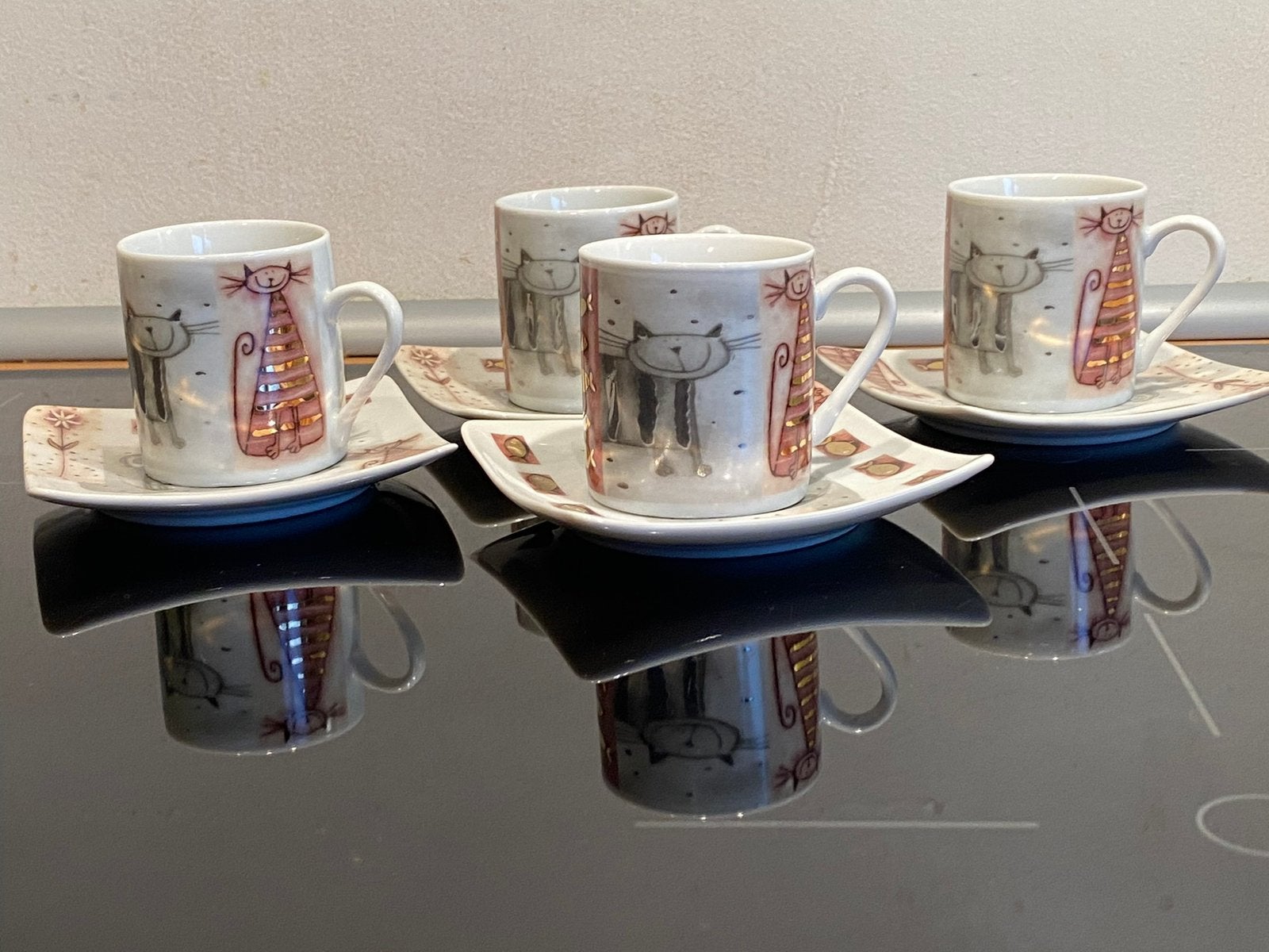 4x kop en schotel katten design, Ophalen of Verzenden, Zo goed als nieuw, Overige stijlen, Kop(pen) en/of Schotel(s)