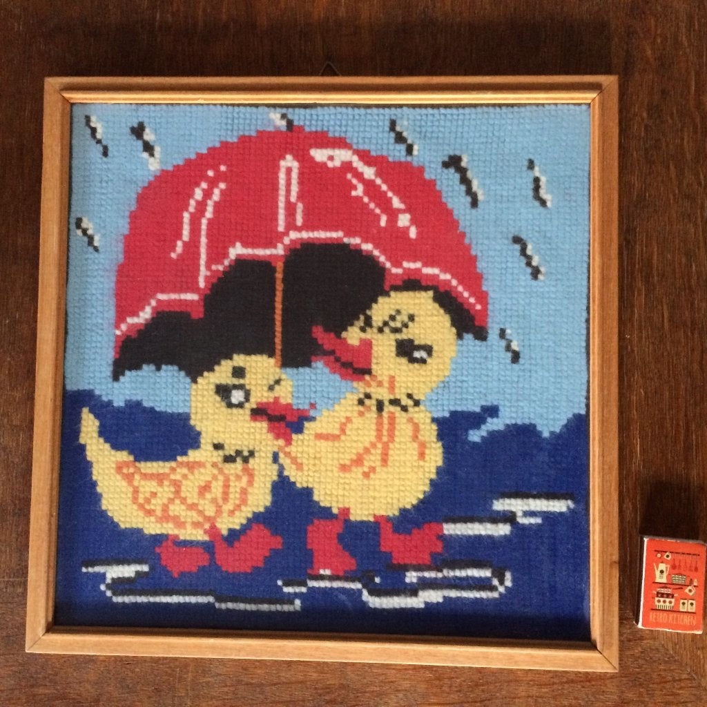 2 geborduurde gele eendjes samen onder paraplu in de regen, Ophalen of Verzenden, Zo goed als nieuw, Kraamcadeau