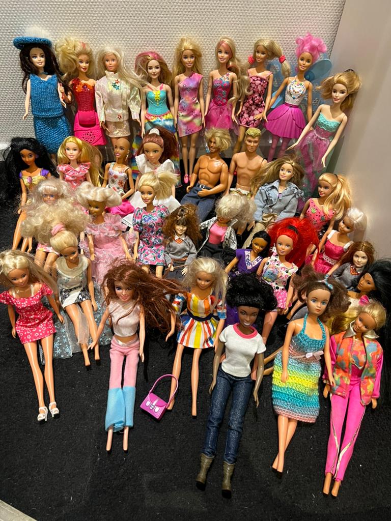 Barbie poppen 36 poppen, Kinderen en Baby's, Speelgoed | Poppen, Ophalen of Verzenden, Zo goed als nieuw, Barbie