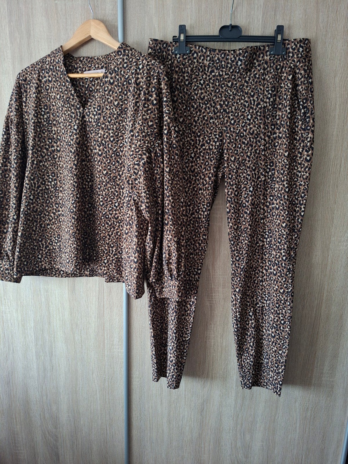 Studio Anneloes Luipaardprint Set (Blouse & Broek), Kleding | Dames, Broeken en Pantalons, Studio Anneloes, Bruin, Maat 46/48 (XL) of groter