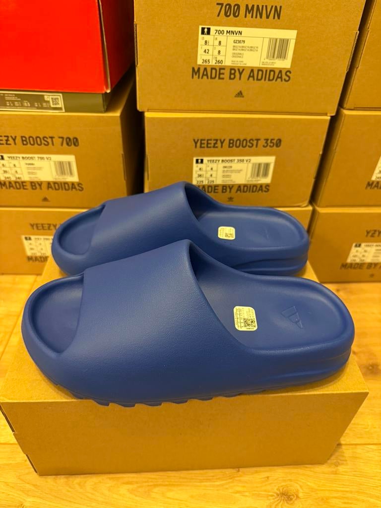 Yeezy Slide Azure Maat 43 Deadstock, Blauw, Nieuw, Ophalen of Verzenden, Sneakers of Gympen
