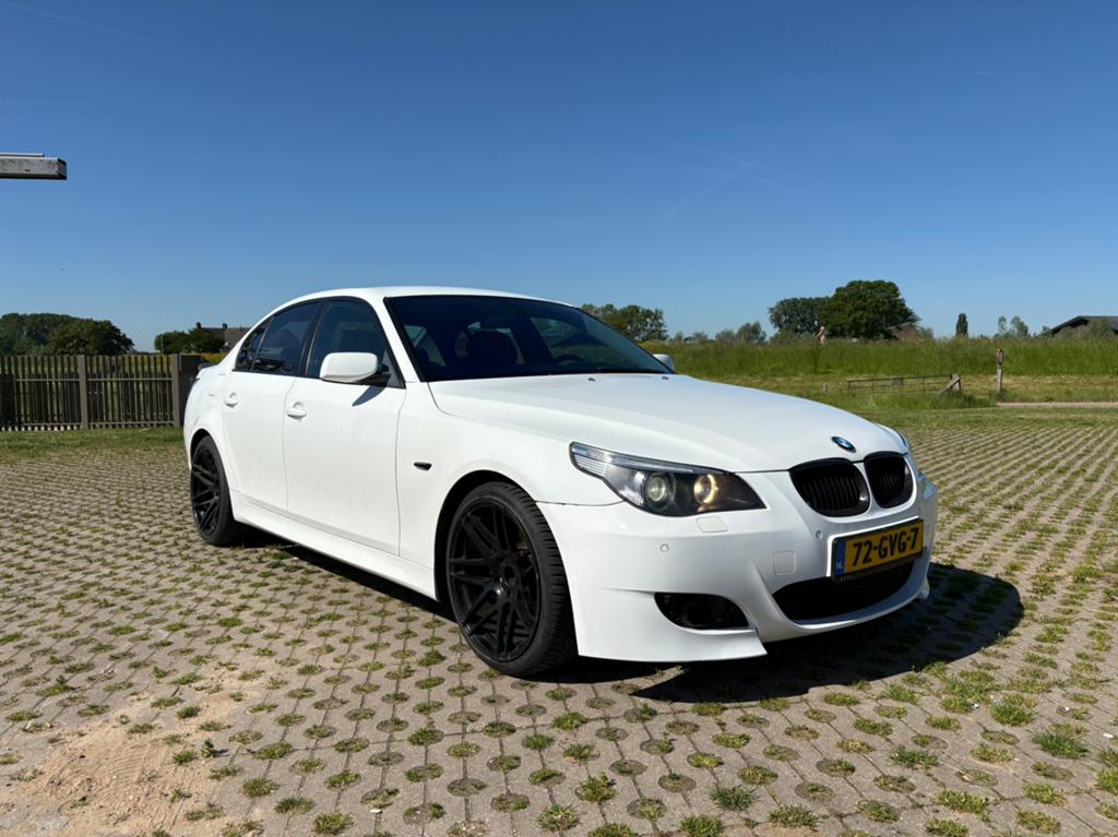 BMW 5-Serie 3.0 I 530 AUT 2003 Wit, Auto's, BMW, Automaat, Achterwielaandrijving, 2000 kg, Wit