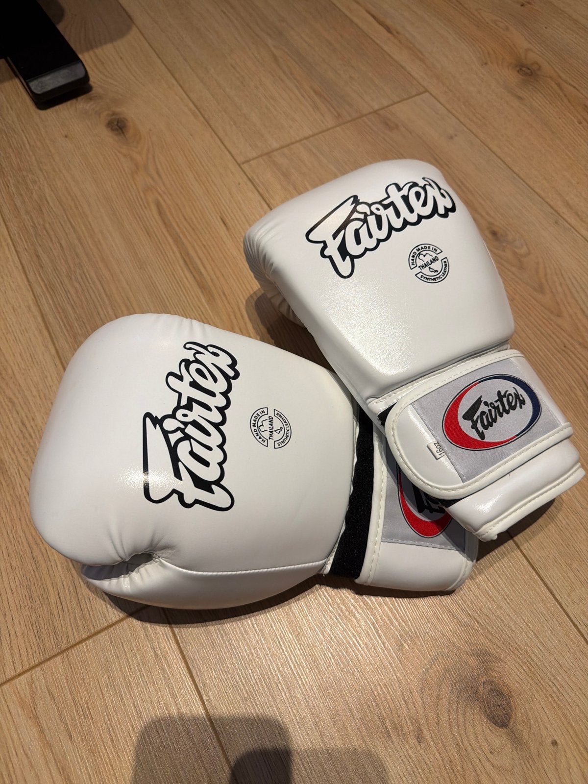 Fairtex Boks- en Muay Thai handschoenen - Wit, Ophalen of Verzenden, Zo goed als nieuw, Overige, Vechtsportbescherming