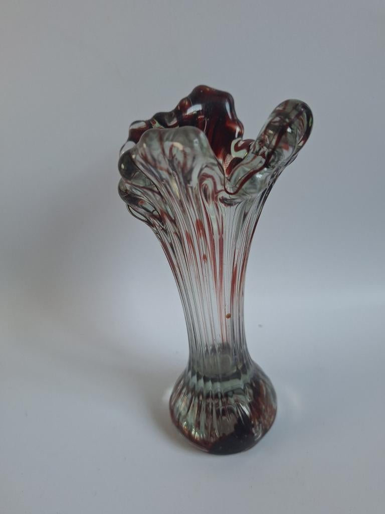 Murano krulvaasje.
Blank met rood glas
17,5 x 8 cm
450 gram, Antiek en Kunst, Antiek | Vazen, Ophalen of Verzenden