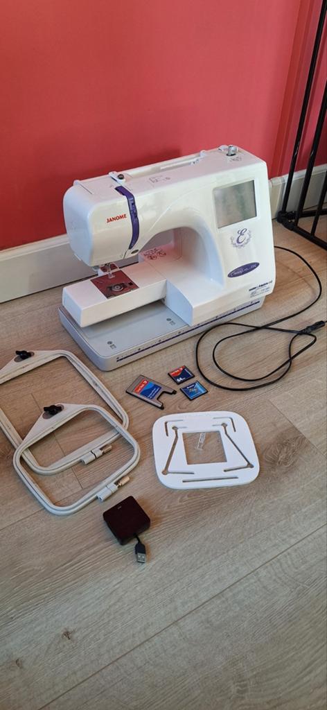 Janome memory craft 300E borduurmachine, Hobby en Vrije tijd, Naaimachines en Toebehoren, Lockmachine, Ophalen
