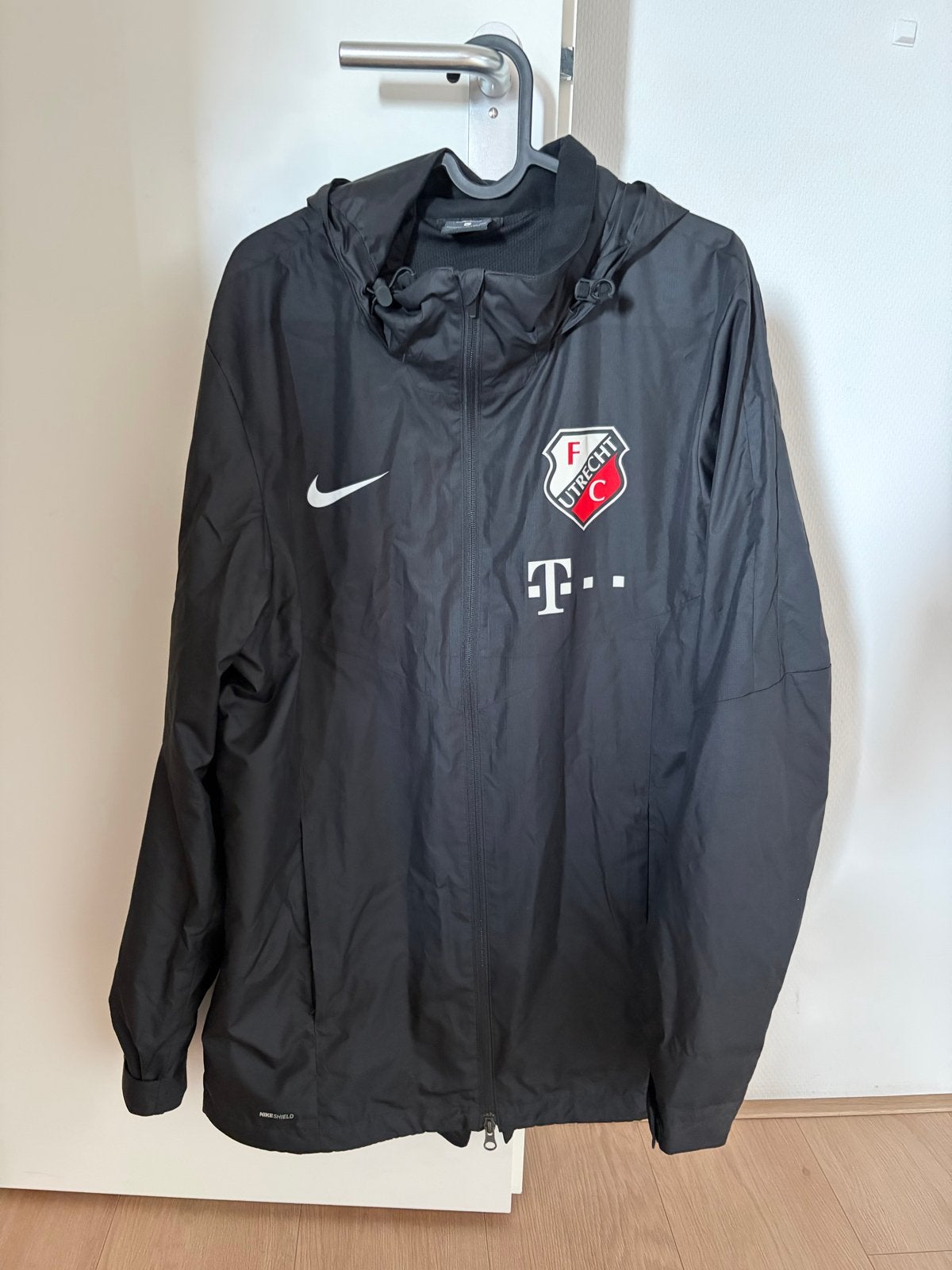 Nike FC Utrecht regenjack/windjack maat L, Maat 52/54 (L), Zwart, Ophalen of Verzenden, Zo goed als nieuw