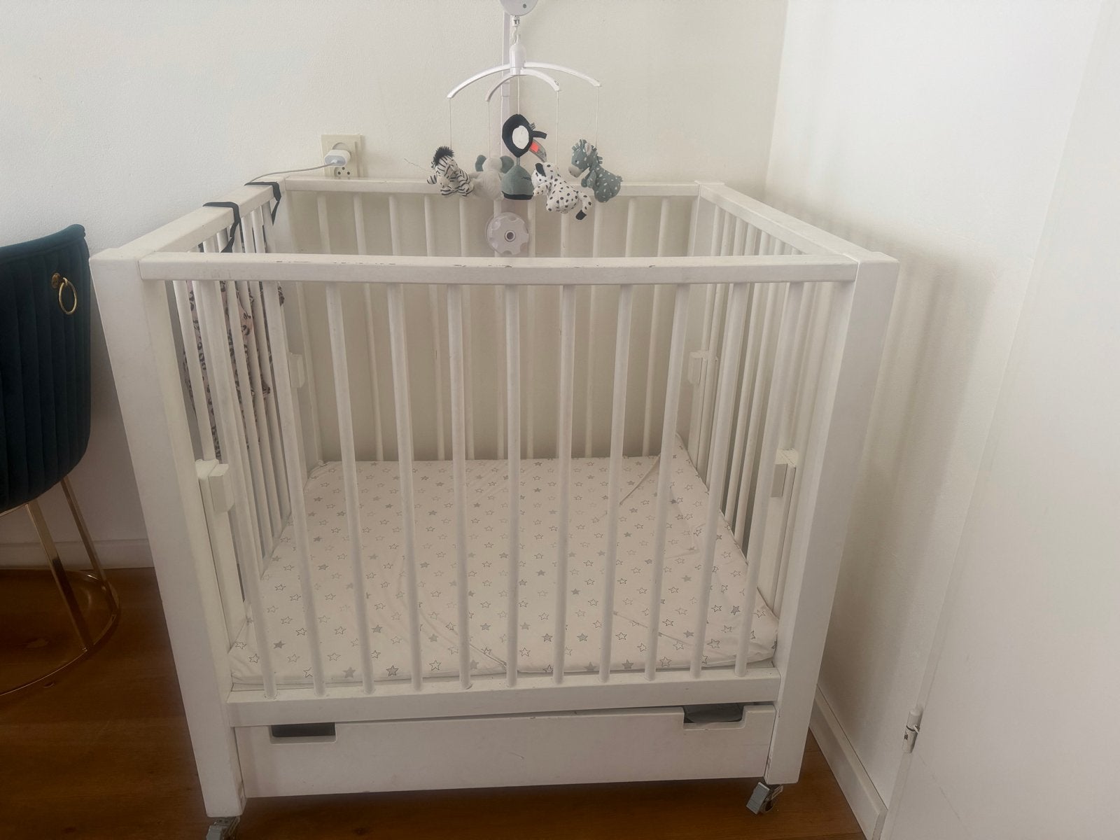 Babybox Wit ledikant met matras en mobiel, Ophalen, Gebruikt, Ledikant