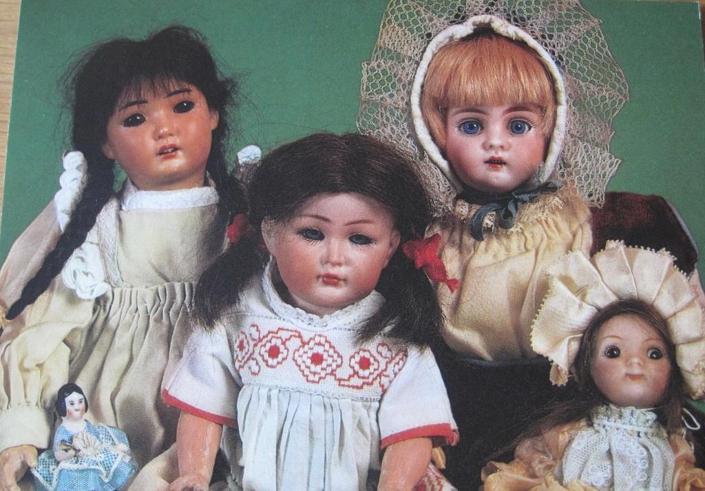 vier antieke poppen op ansichtkaart - nieuw, Verzenden, 1980 tot heden, Ongelopen, Overige thema's