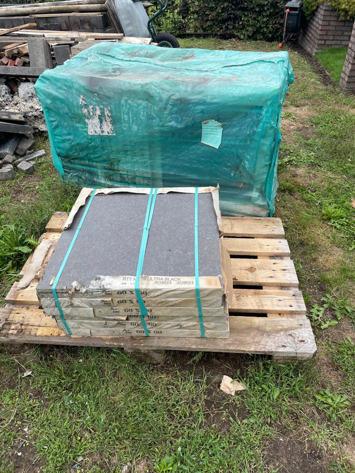 Ruim 23 m2 nieuwe keramische terrastegels antraciet