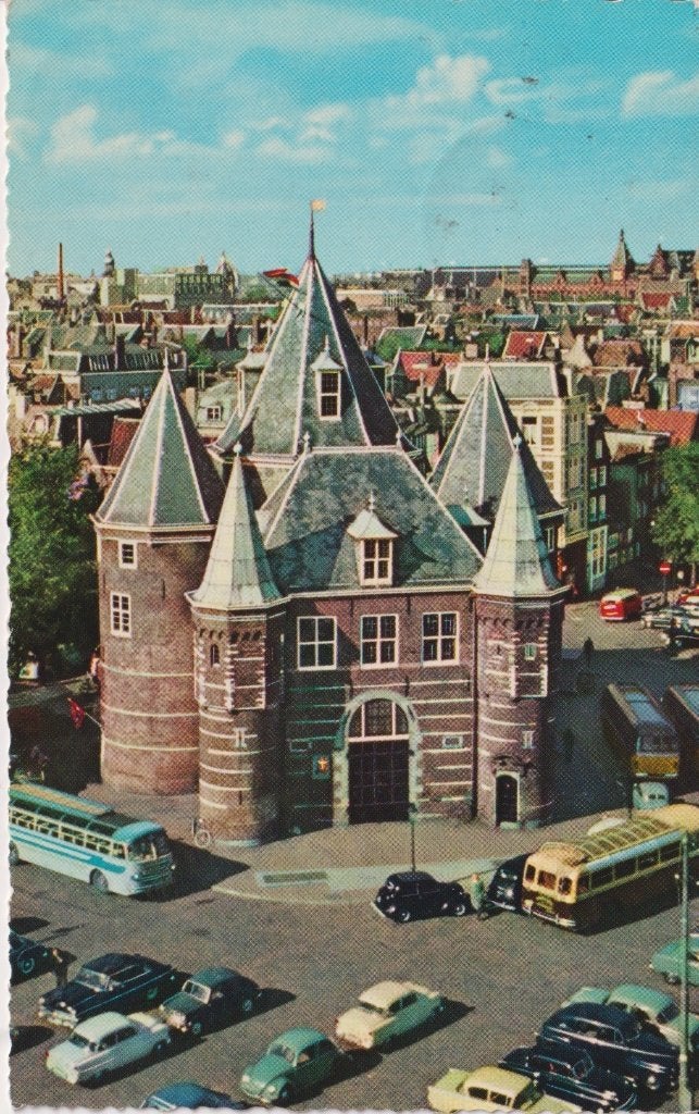 Amsterdam , het Waaggebouw met auto's / Bussen, Ophalen of Verzenden, 1960 tot 1980, Gelopen, Noord-Holland