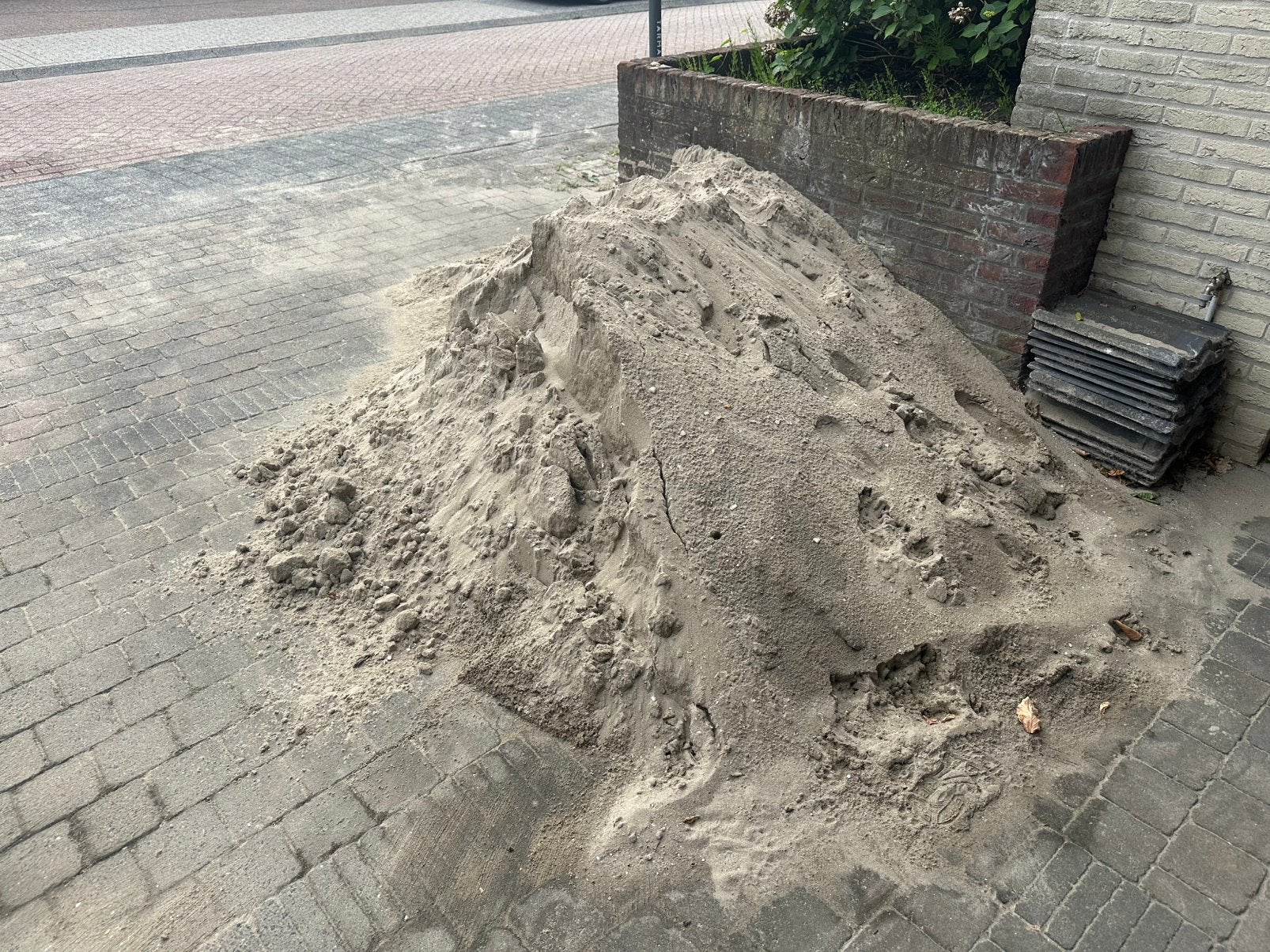 Ruim 1 kuub ophoogzand gratis (neem veel/weinig als nodig), Tuin en Terras, Ophalen, Nieuw, Ophoogzand