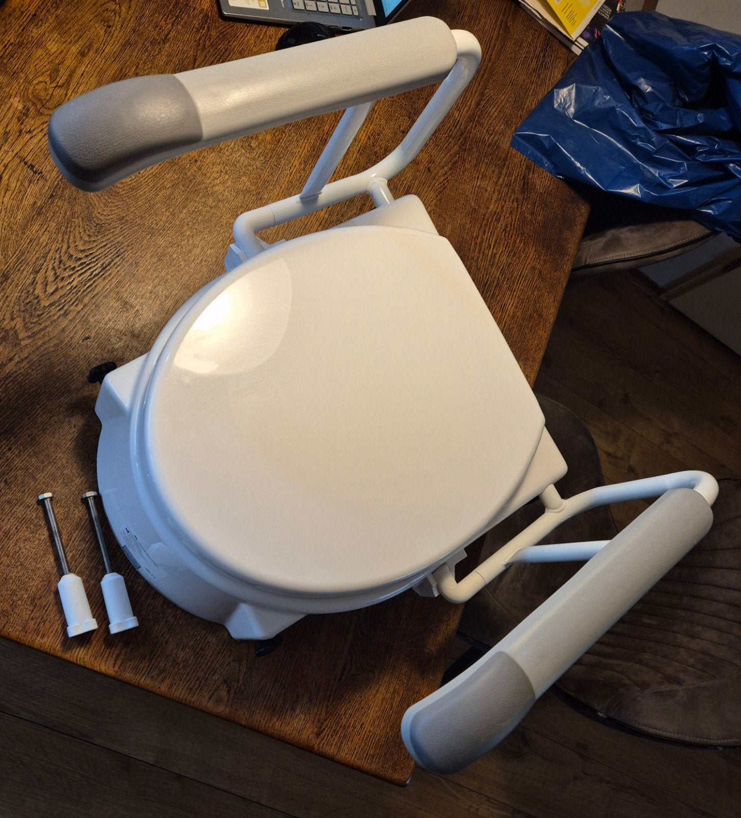 toiletverhoger met opklapbare armleuningen, Diversen, Ophalen, Zo goed als nieuw