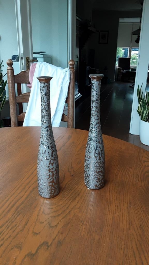 2 kegelvormige vazen met bloemmotief, Antiek en Kunst, Ophalen of Verzenden
