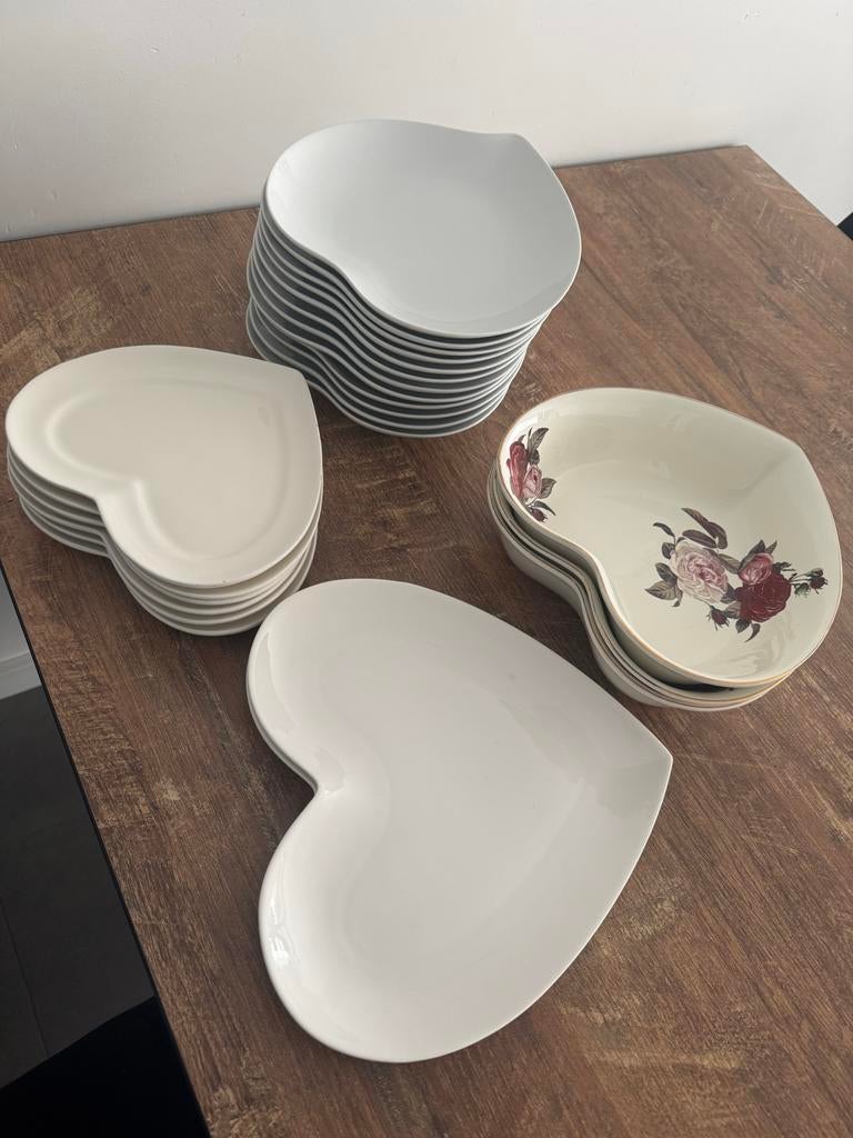 Hartjes servies: borden en kommen, onbeschadigd, Keramiek, Ophalen of Verzenden, Zo goed als nieuw, Overige stijlen