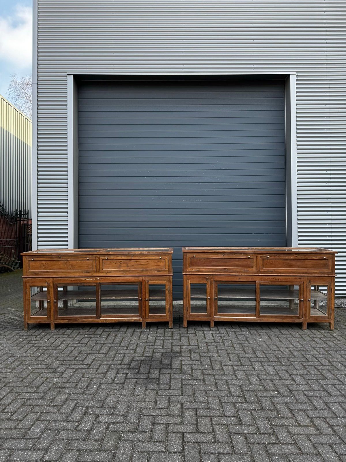 Antieke teakhouten toonbank/vitrinekast met kleppen, Huis en Inrichting, Ophalen of Verzenden, Gebruikt, Hout