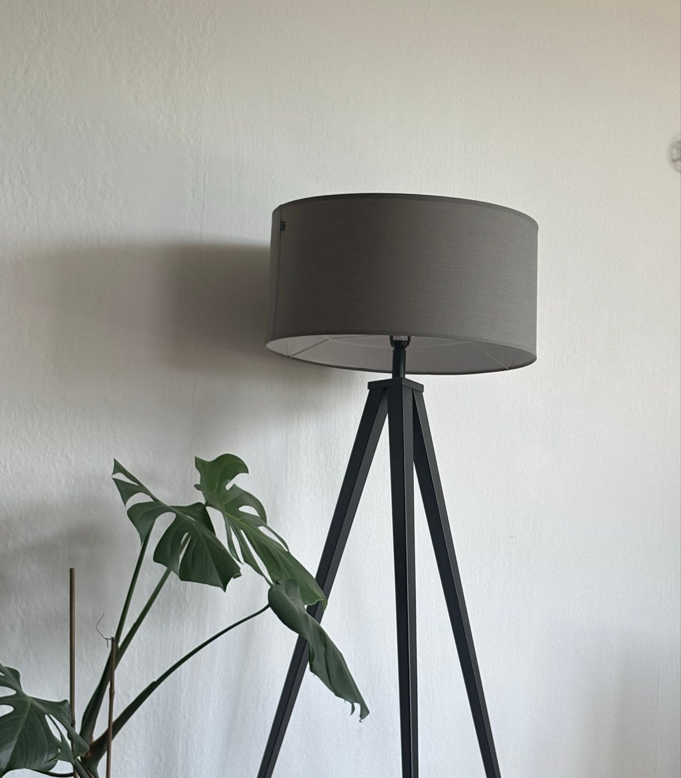 Zuiver Tripod Vloerlamp. Moet snel weg !, Huis en Inrichting, Ophalen, Zo goed als nieuw, Metaal, 100 tot 150 cm