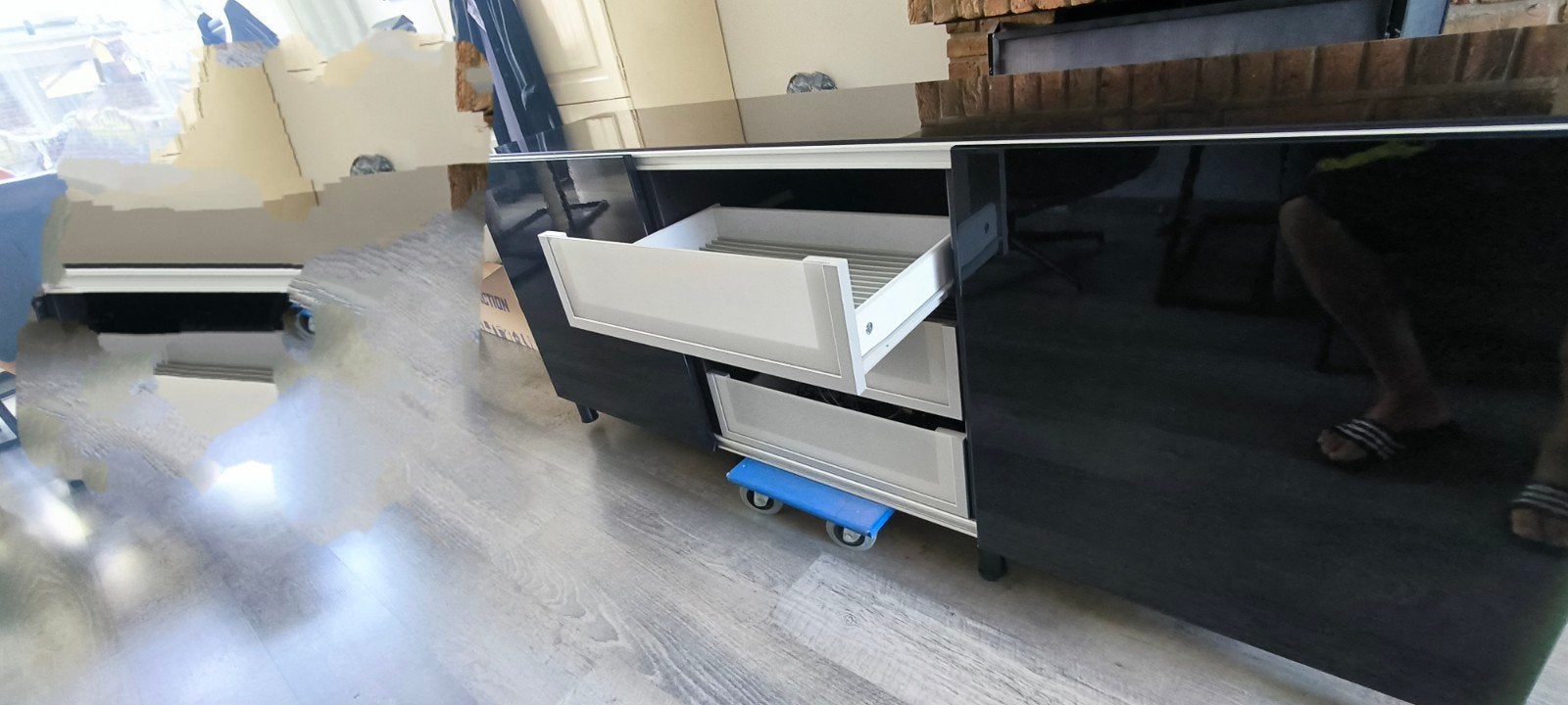 IKEA TV meubel met schuifdeuren en glazen bovenplaat, Ophalen, Gebruikt, 150 tot 200 cm, Minder dan 100 cm
