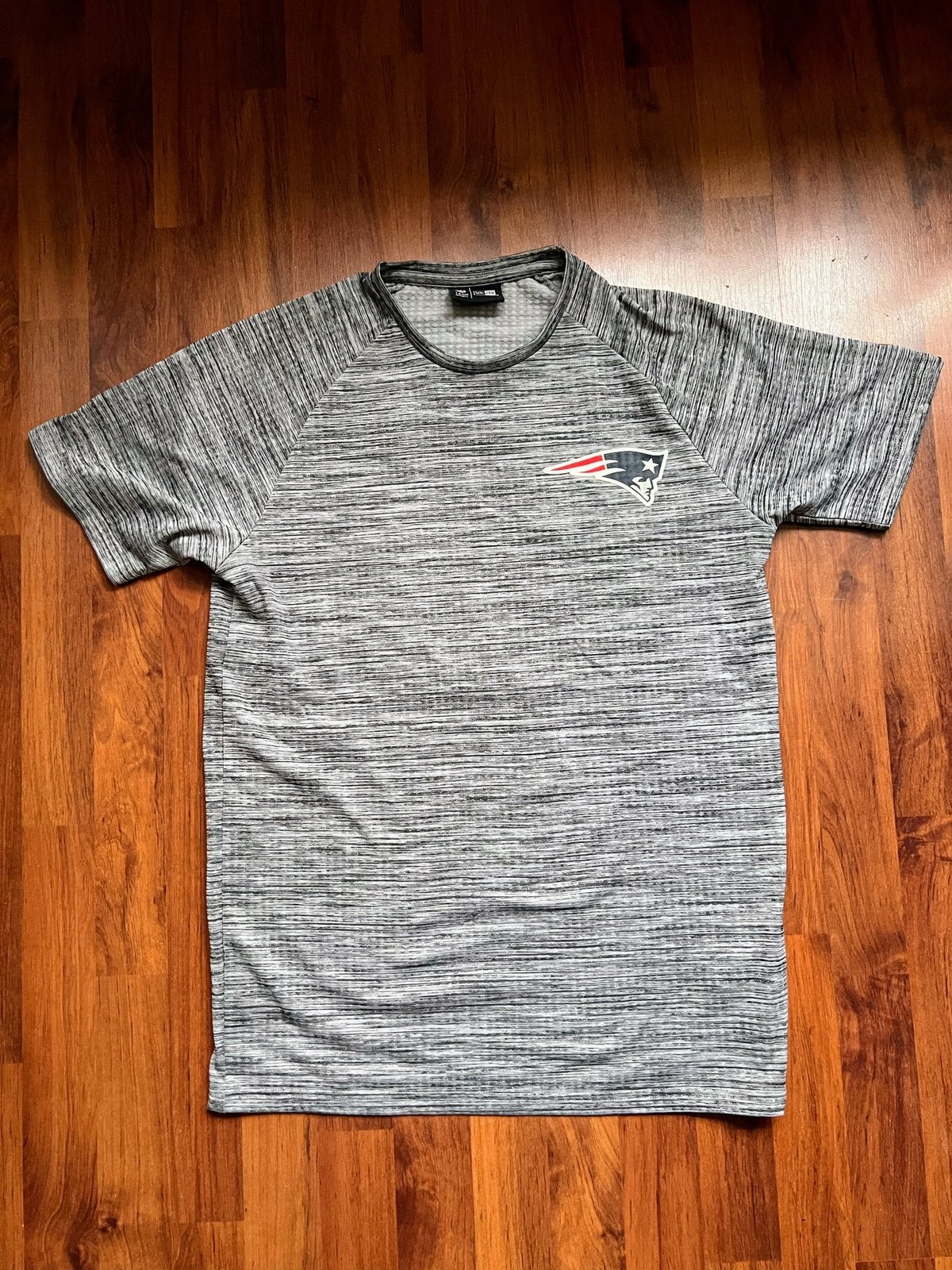 New England Patriots New Era Engineered Raglan T-Shirt, Ophalen of Verzenden, Zo goed als nieuw, Maat 48/50 (M), Grijs