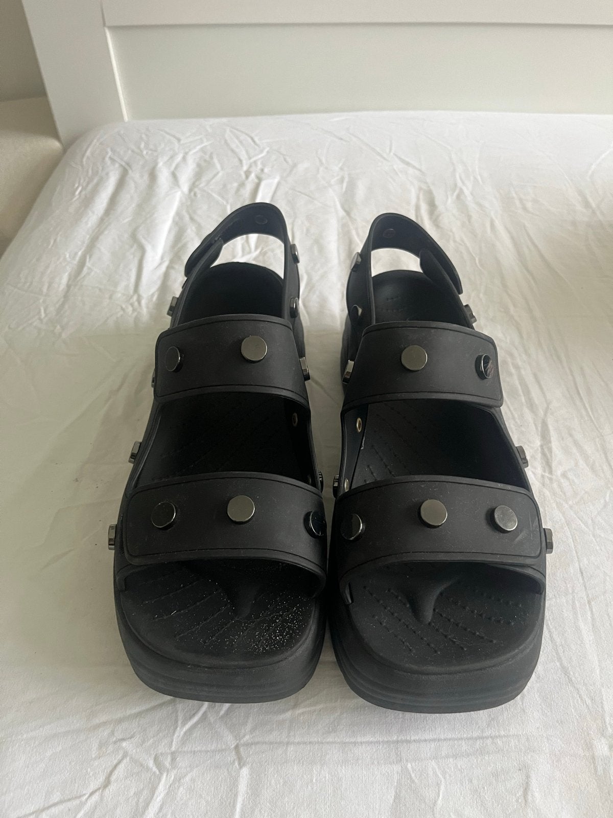 Zwarte Crocs met studs - Maat 38, Kleding | Dames, Ophalen, Zo goed als nieuw, Zwart, Sandalen of Muiltjes