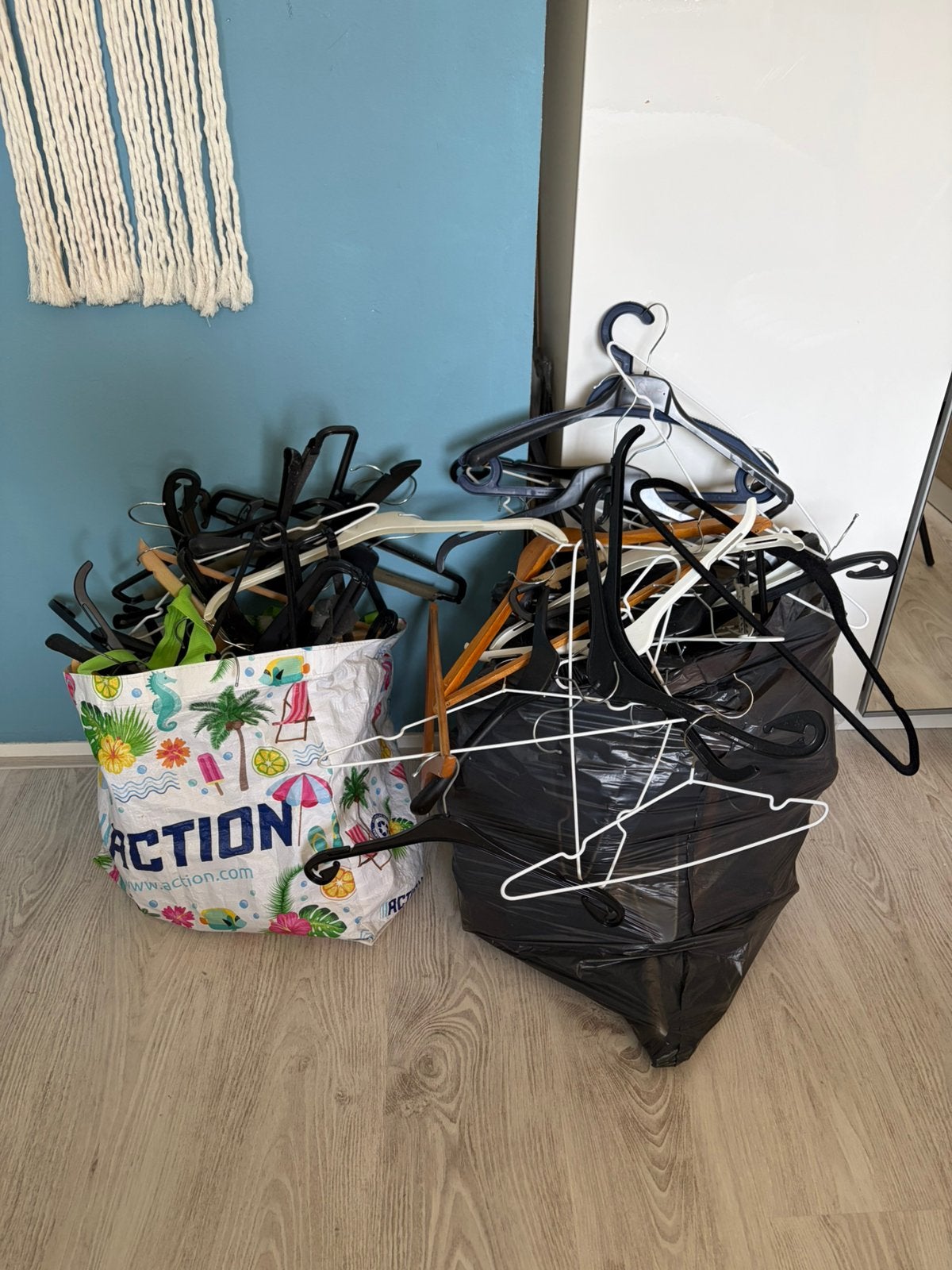 Grote partij kledinghangers GRATIS, Ophalen, Zo goed als nieuw, Kunststof, Volwassenen