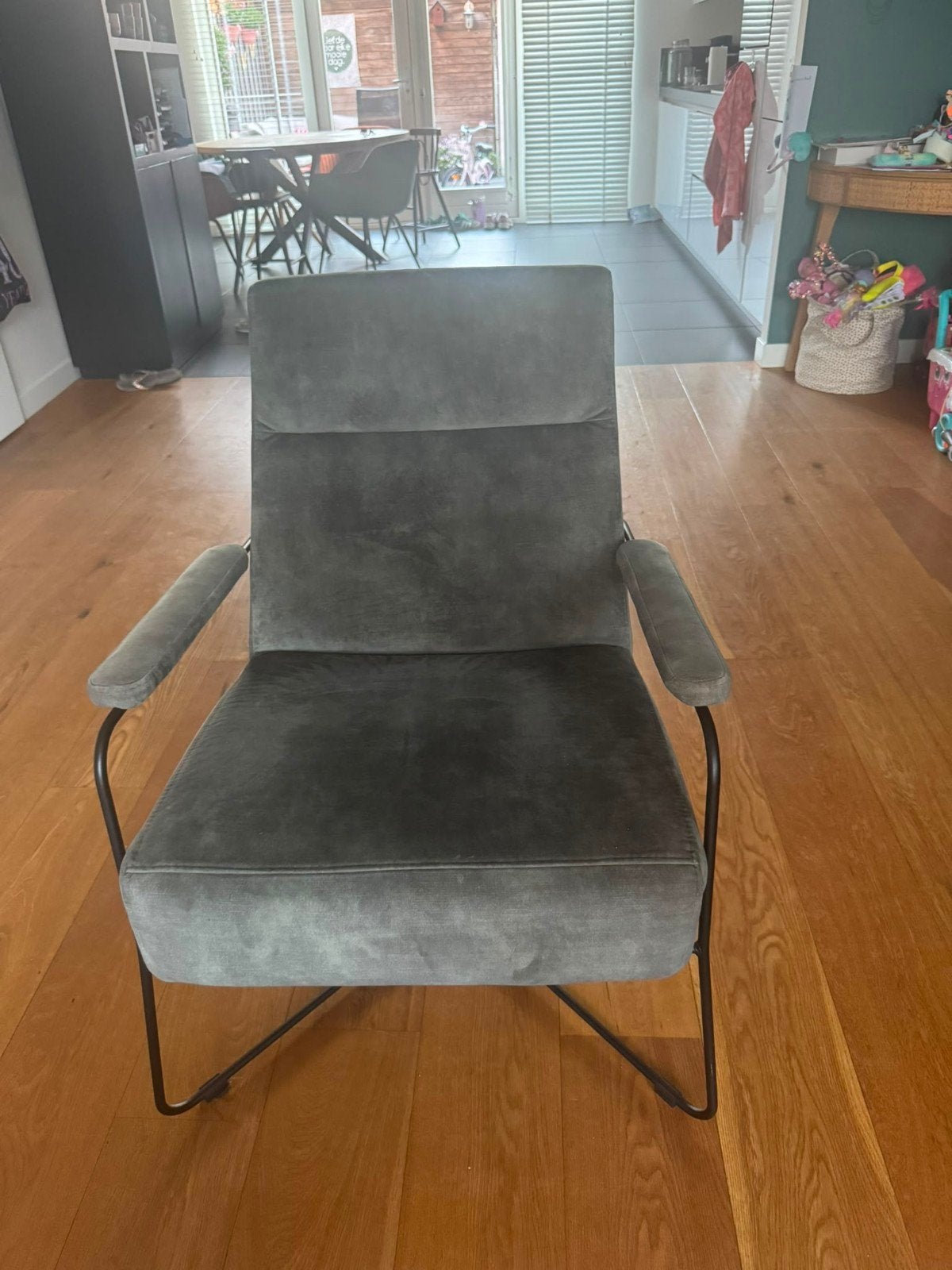 Comfortabele grijze fauteuil met metalen frame, Ophalen, Gebruikt, 75 tot 100 cm, Stof