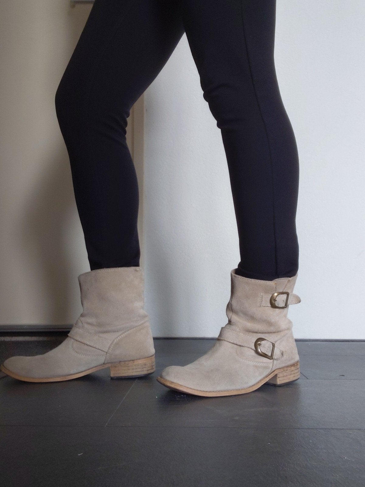 Beige suède enkellaarzen - Maat 38, Ophalen of Verzenden, Gedragen, Beige